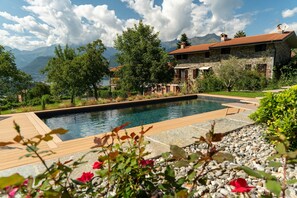 Piscina all'aperto, una piscina riscaldata