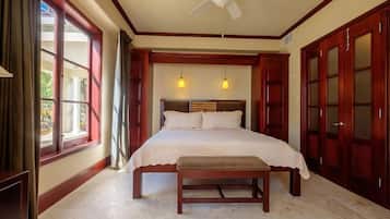 Tabla de planchar con plancha y ropa de cama