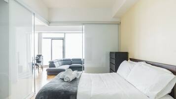 1 slaapkamer, een strijkplank/strijkijzer, wifi, beddengoed