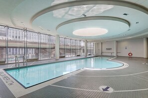 Una piscina cubierta