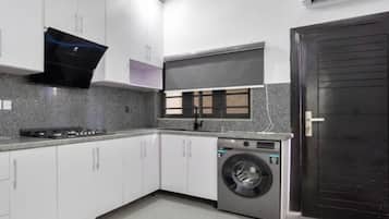 Apartamento conforto, sacada, vista para o mar | Cozinha privada | Geladeira, micro-ondas, fogão, cooktop