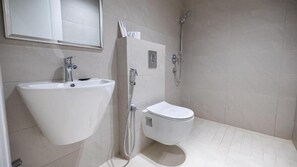 Ducha, artículos de higiene personal gratuitos y secador de pelo