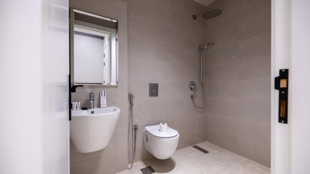 Luxury Apartment | Bathroom | Shower, free toiletries, hair dryer, slippers