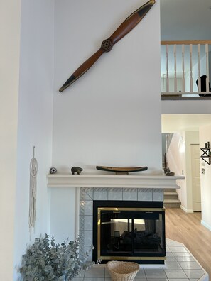 Interior - Large home with view of float plane lake (Anchorage)