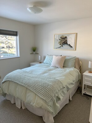3 bedrooms, iron/ironing board, WiFi, bed sheets - Large home with view of float plane lake (Anchorage)