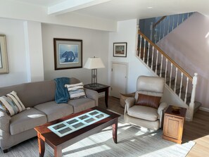 Living area - Large home with view of float plane lake (Anchorage)