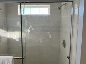 Dusche, Haartrockner, Handtücher, Seife