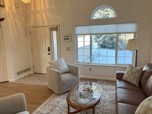 Living area - Large home with view of float plane lake (Anchorage)