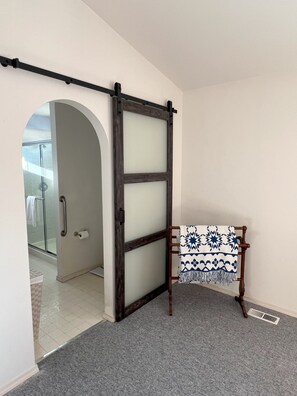 Interior - Large home with view of float plane lake (Anchorage)