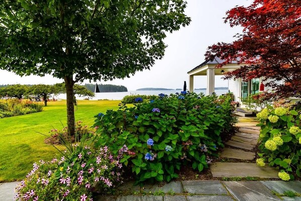 Property grounds - The Cottage at Seaside in Friendship (Friendship)