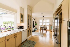 Fridge, microwave, oven, stovetop - The Cottage at Seaside in Friendship (Friendship)