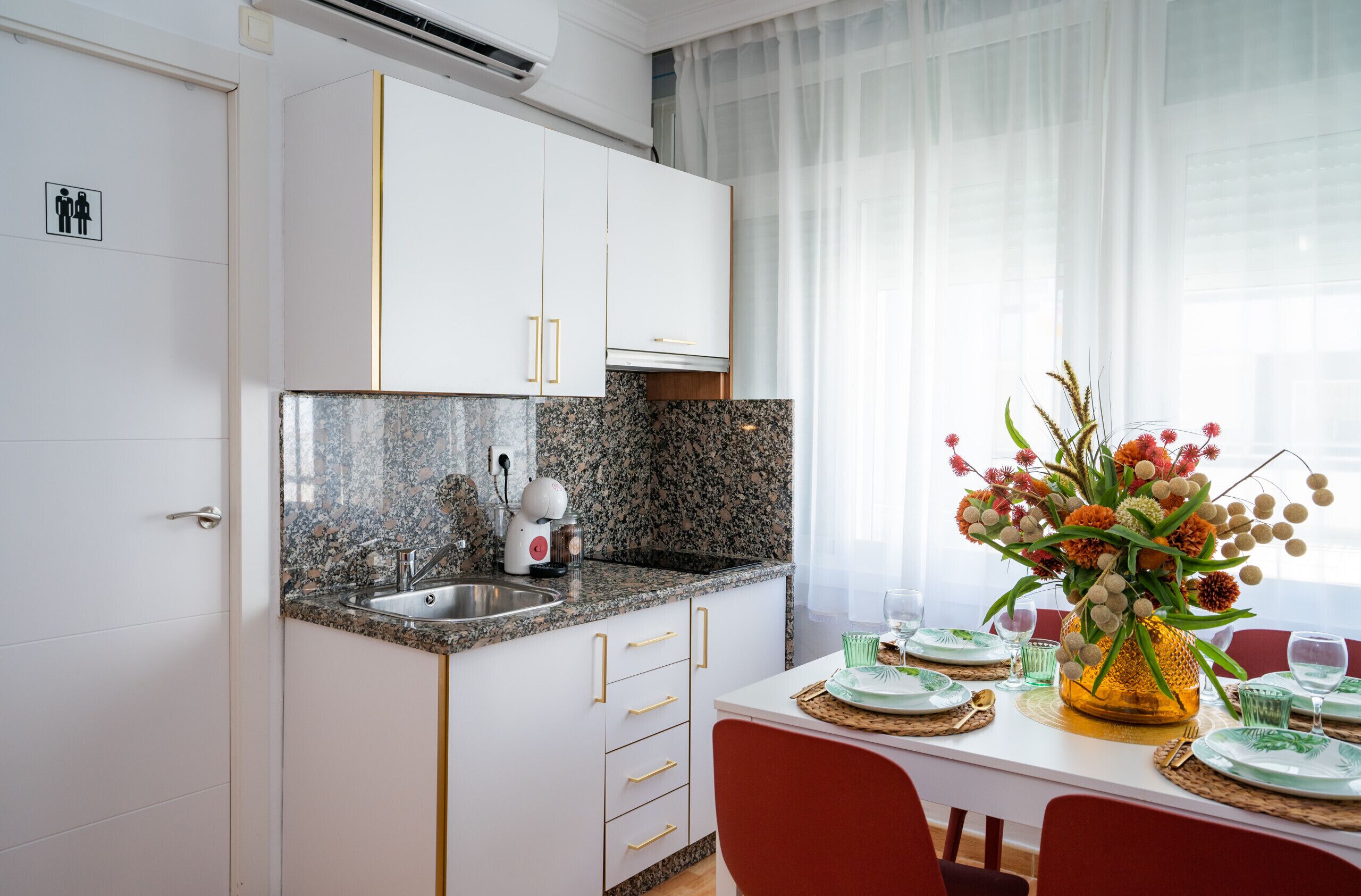 Kühlschrank, Mikrowelle, Wasserkocher mit Kaffee-/Teezubehör