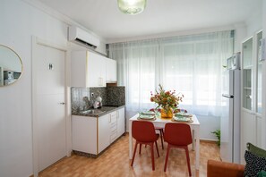 Wasserkocher mit Kaffee-/Teezubehör, Kühlschrank, Mikrowelle