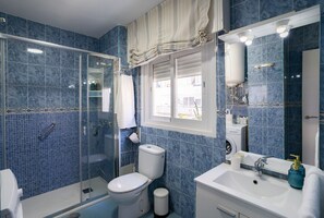 Shower, hair dryer, towels