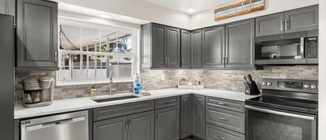 冰箱、微波炉、烤箱、炉灶