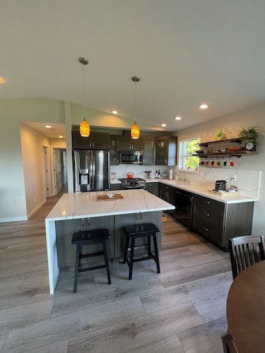 2-bedroom West Side View Apartment in charming Coupeville