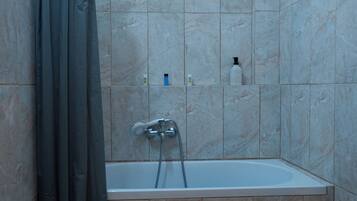 Suihku, hiustenkuivaaja, pyyhkeet, saippua