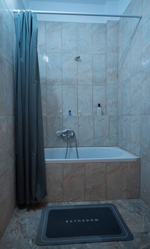 Shower, hair dryer, towels, soap - Spacious_Home_Kleitoria (Kleitoria)