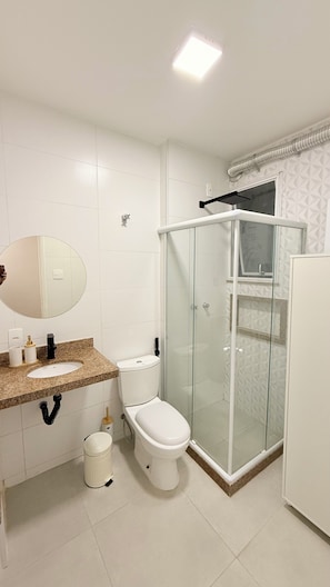 ヘアドライヤー、タオル、トイレットペーパー