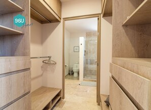 Douche, séchoir à cheveux, serviettes fournies, savon