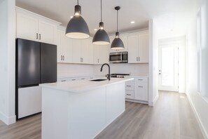 Refrigerador, microondas, horno y parrilla de estufa 