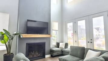 智能电视、壁炉、书