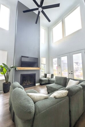 Smart TV, chimenea y libros 