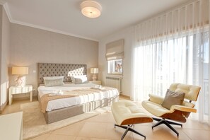 4 bedrooms, iron/ironing board, travel cot, Internet