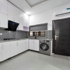 Deluxe Apartment, Balcony, City View | Private kitchen | Fridge, microwave, oven, stovetop