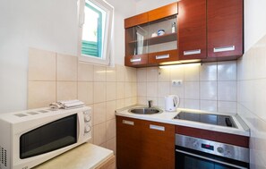 Fridge, oven, stovetop, cookware/dishes/utensils