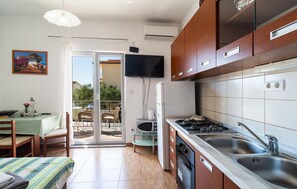 Kjøleskap, ovn og kokeplater