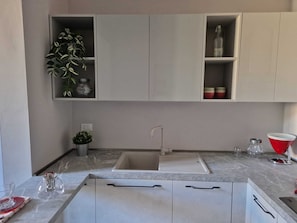 Frigorífico, microondas, horno y placa de cocina