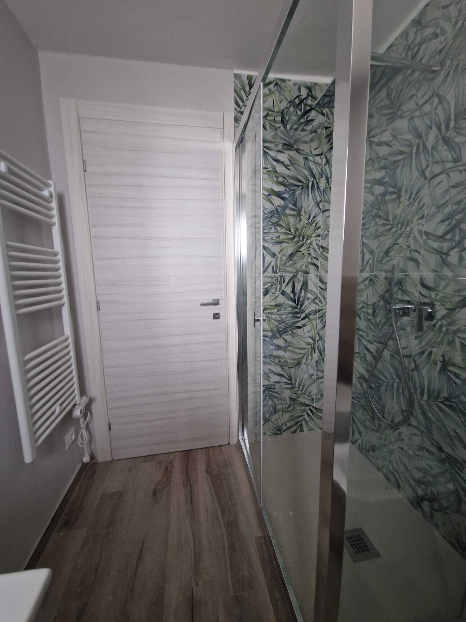 Chuveiro, secador de cabelo, bidê, toalhas de banho