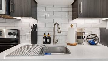 Microondas, horno, parrilla de estufa y lavavajillas