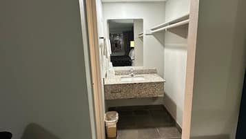 Combined shower/bathtub, towels, soap, shampoo