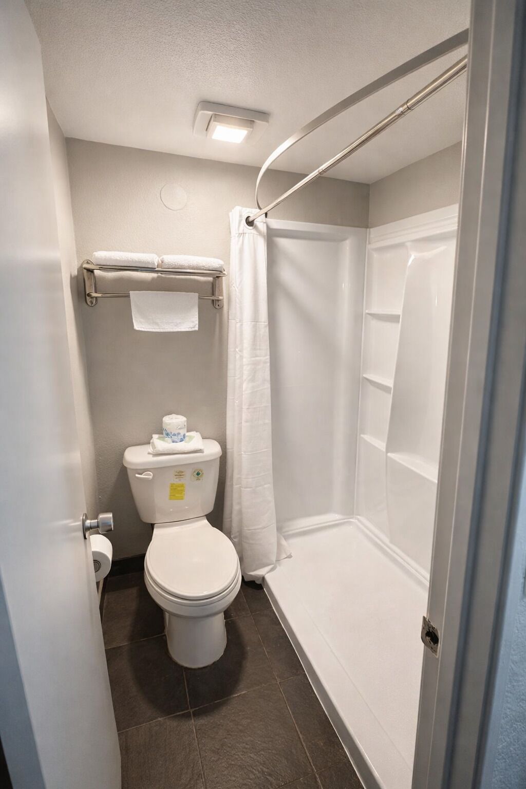 Executive Room, 1 Queen Bed, Non Smoking | Bathroom | Free toiletries, towels, soap, shampoo