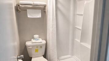 Executive Room, 1 Queen Bed, Non Smoking | Bathroom | Free toiletries, towels, soap, shampoo