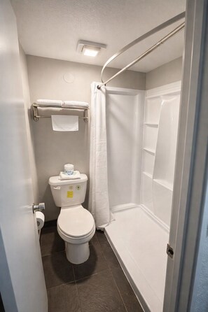 Executive Room, 1 Queen Bed, Non Smoking | Bathroom | Free toiletries, towels, soap, shampoo - MHO Hotel Eloy Casa Grande near I-10 (Eloy)