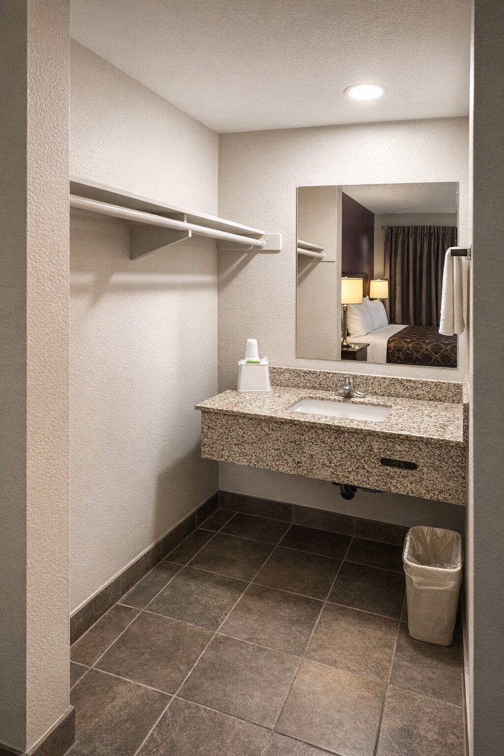 Executive Room, 1 Queen Bed, Non Smoking | Bathroom | Free toiletries, towels, soap, shampoo