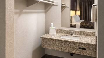Executive Room, 1 Queen Bed, Non Smoking | Bathroom | Free toiletries, towels, soap, shampoo