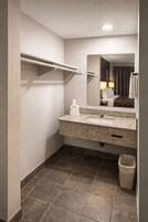 Executive Room, 1 Queen Bed, Non Smoking | Bathroom | Free toiletries, towels, soap, shampoo