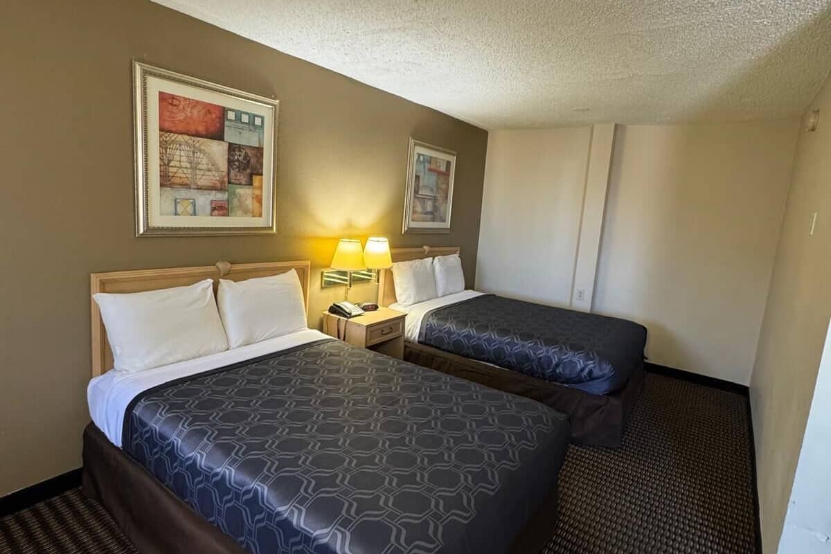 Suite supérieure, 1 chambre, non-fumeur | Fer et planche à repasser, accÚs au Wi-Fi (inclus), literie fournie