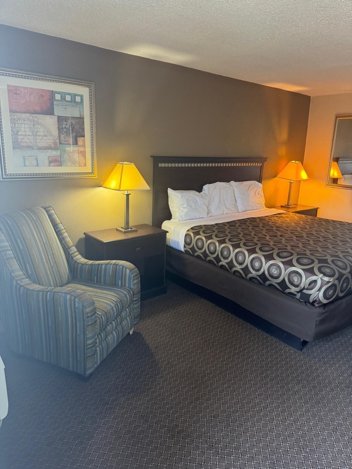 Chambre, 1 très grand lit, non-fumeur | Fer et planche à repasser, accès au Wi-Fi (inclus), literie fournie