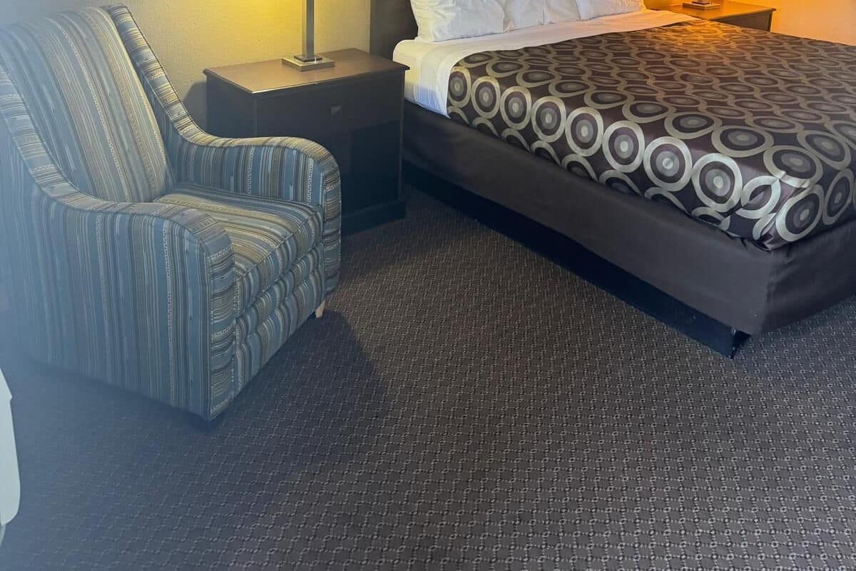 Chambre, 1 trĂšs grand lit, non-fumeur | Fer et planche Ă repasser, accĂšs au Wi-Fi (inclus), literie fournie