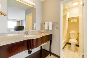 Kombinasi shower/bathtub, handuk, sabun, dan sampo