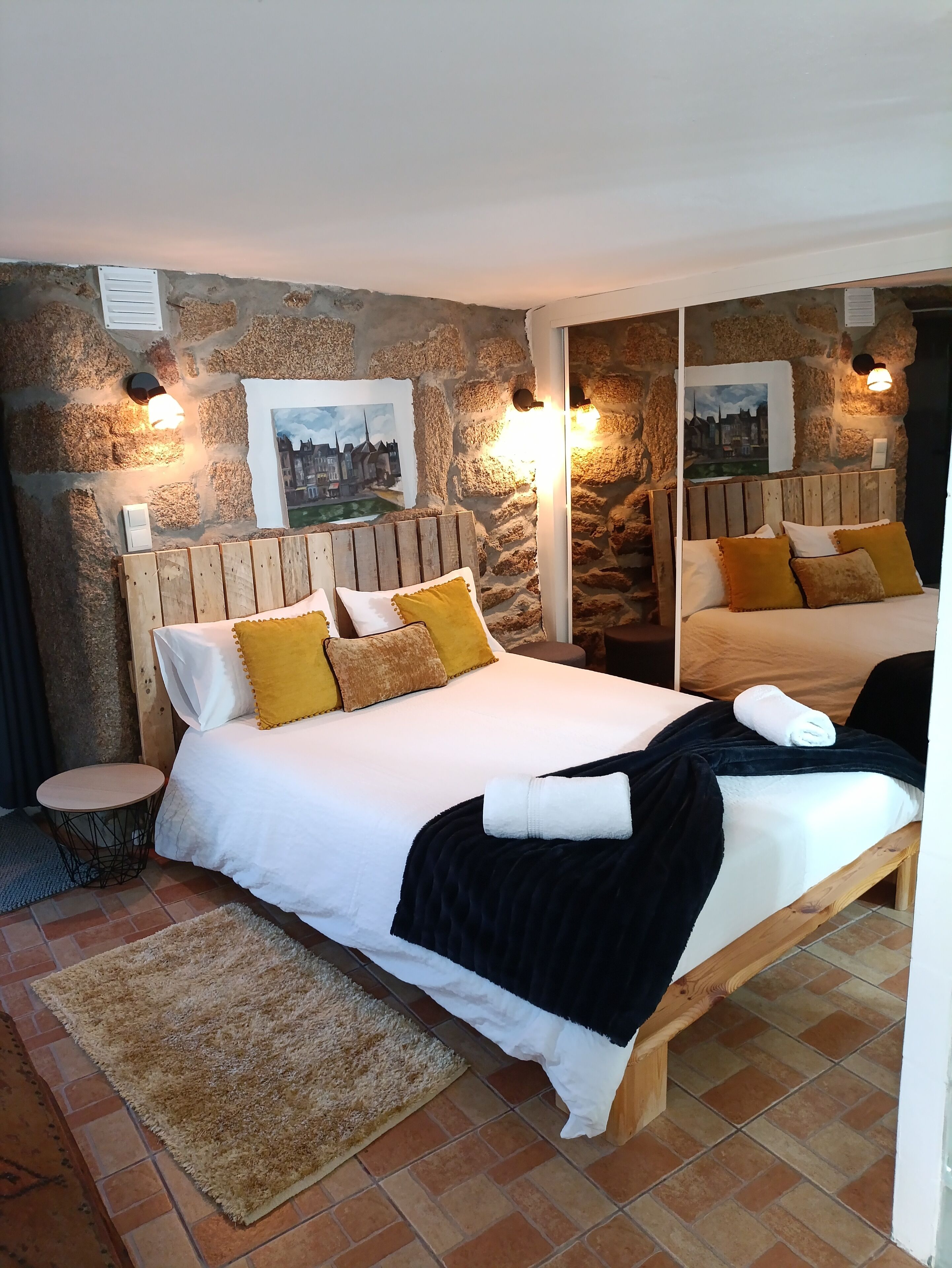 1 bedroom, bed sheets