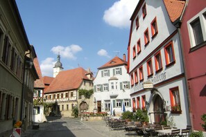 Outdoor dining - Holiday Apartment 'Schwanbergblick' (Mainbernheim)