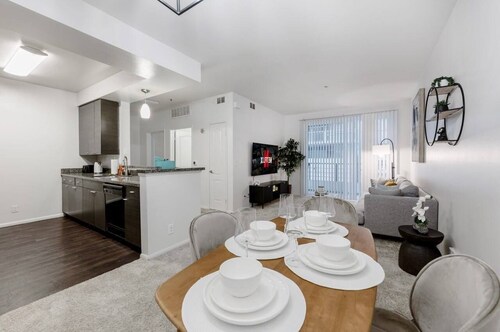 Sunny & Comfortable 1BR Retreat by Marina with Free Parking