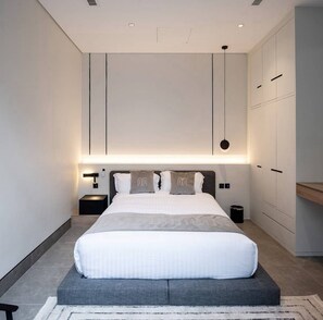 Caja fuerte, sistema de insonorización, tabla de planchar con plancha