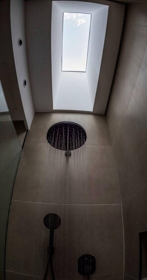 Bruser, gratis toiletartikler, hjemmesko, håndklæder